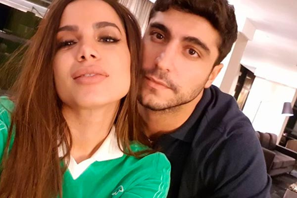 Anitta e o marido posam juntos 