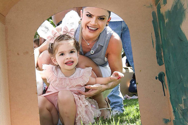 valentina ao lado da mãe mirella