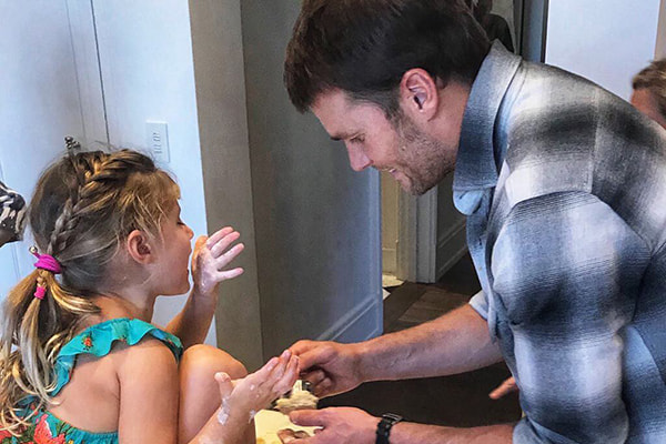 tom brady cozinhando com a filha