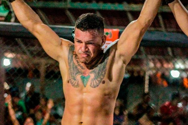 Adriano aparece com os braços pra cima comemorando vitória