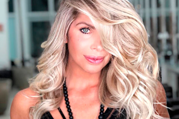 Karina Bacchi posta foto maquiada em salão 