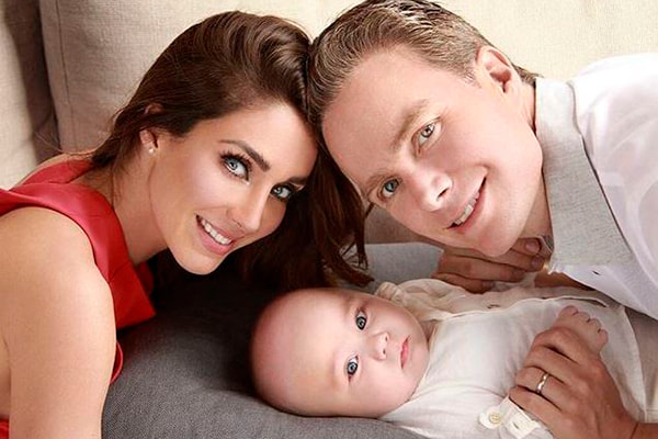 Anahi posa em foto romântica ao lado do marido 