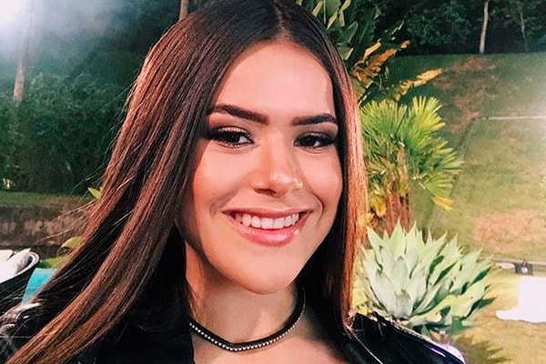 Maisa Silva aparece maquiada em foto selfie