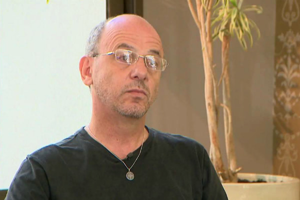 Gerson Machado faz cara de suspense ao conversar com Roberto Cabrini