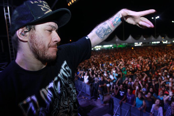 Chorão aparece cantando em palco 