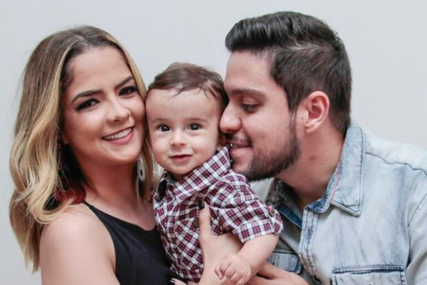 Maria Cecília e Rodolfo posam com o filho, Pedro
