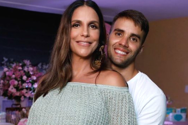 Ivete Sangalo e Daniel Cady posam juntos para foto em festa de aniversário. Na época, Ivete estava grávida de Marina e Helena