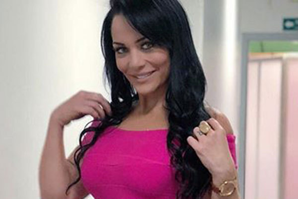Rhenata Schmidt com vestido rosa