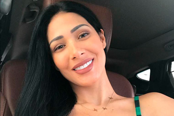 Simaria posa sorridente em selfie