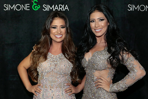 Simone e Simaria posam juntas em show