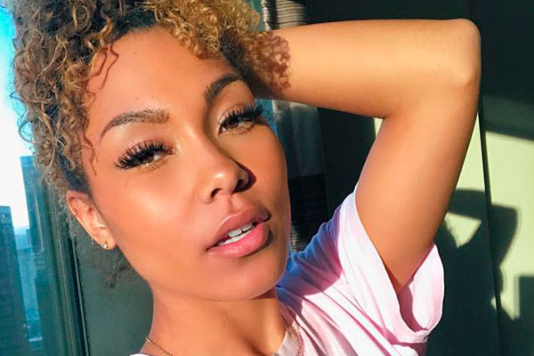 Parker McKenna Posey posa com mão na cabeça em foto 