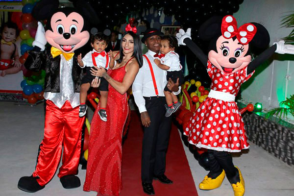 Pepê, a esposa, Thalyta Santos, os gêmeos João Gael e Enzo Fabiano ao lado de mickey e minnie