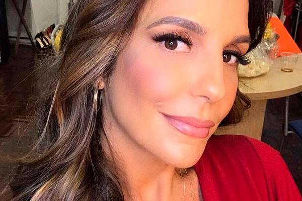 Ivete Sangalo posa maquiada e com vestido vermelho em selfie