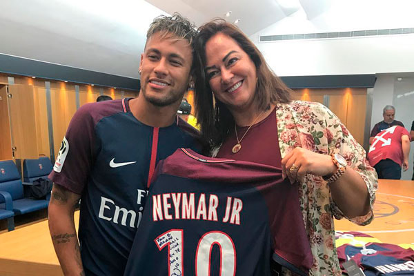 o jogador neymar ao lado de sua mãe, dona nadine