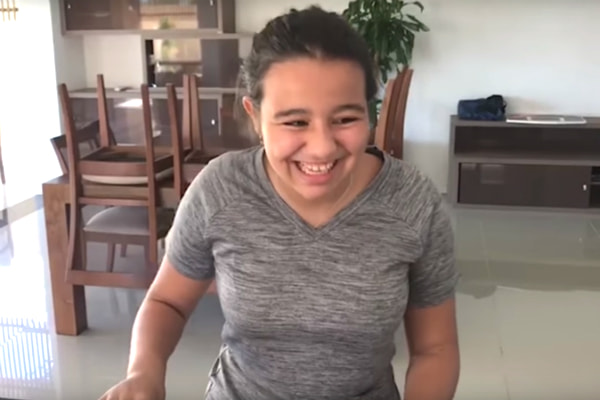 Giulia sorri ao receber boas-vindas do Corinthians, através de uma carta em braile