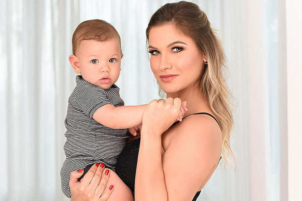 Andressa Suita com o filho Gabriel no colo