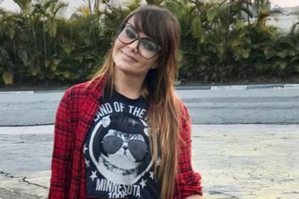Valentina Francavilla no estacionamento do SBT
