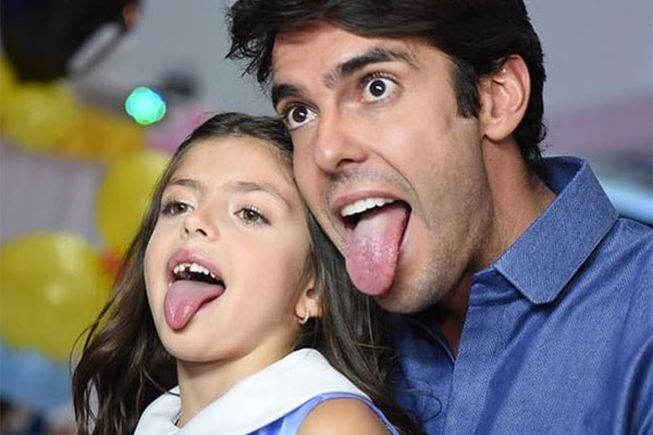 kaká ao lado da filha