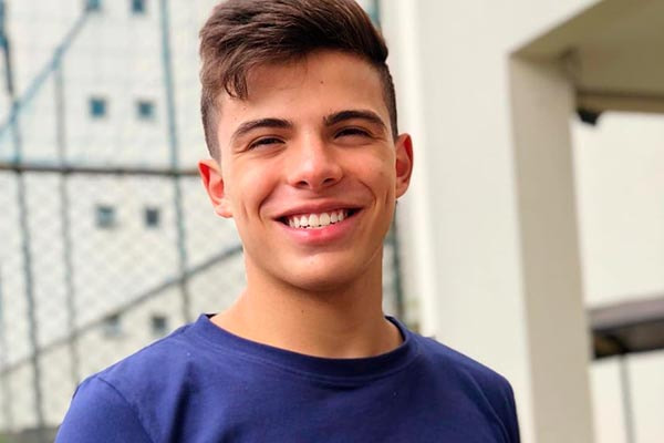 Thomaz Costa aparece sorrindo em foto