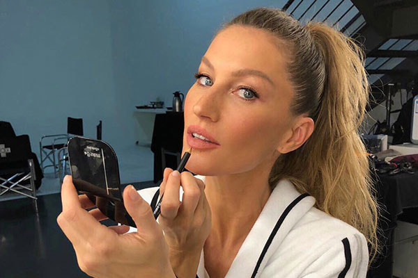 Gisele Bündchen se maquiando