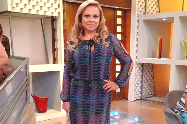 Com vestido longo, Christina Rocha posa no palco do Casos de Família