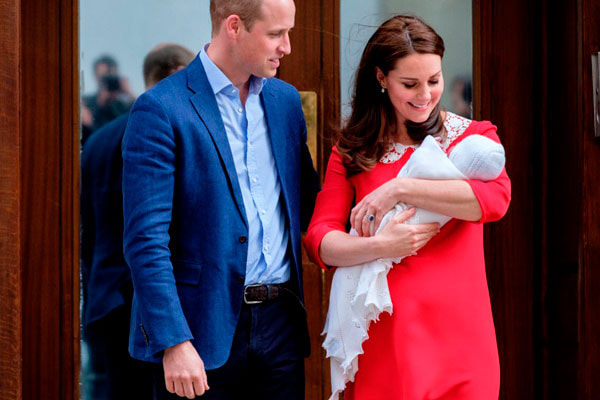 o casal Príncipe William e Kate Middleton segurando o recém-nascido Louis Arthur Charles