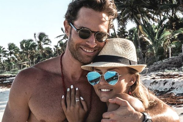 Na praia, Angelique Boyer abraça o namorado, Sebastian Rulli