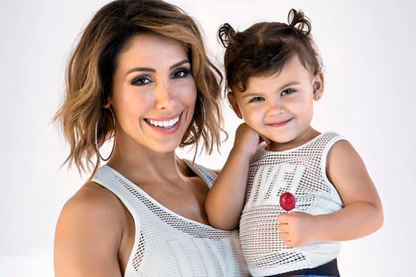 Bella Falconi posa ao lado da filha, Vicky