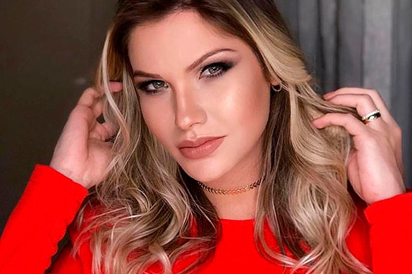 Andressa Suita aparece maquiada e de roupa vermelha