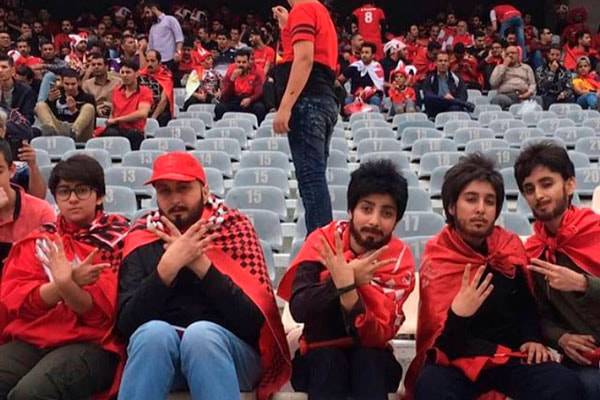 Torcedoras iranianas disfarçadas de homens no estádio 