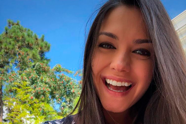 Thais Fersoza aparece sorridente em foto 