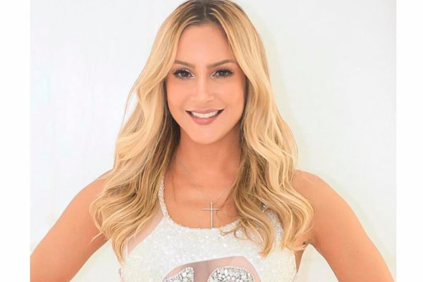 Claudia Leitte posa loiríssima e de roupa branca em foto