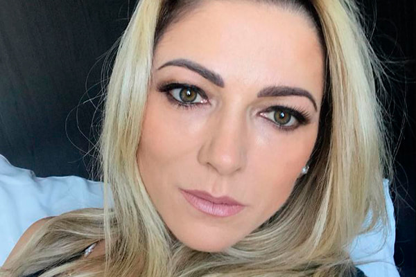 Karina aparece maquiada em foto