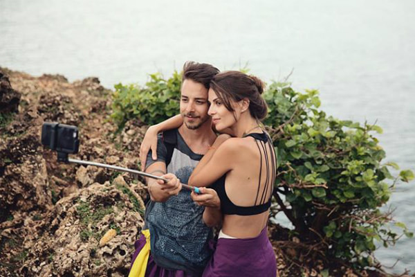 Junior Lima tira foto ao lado de Monica Benini com pau de selfie