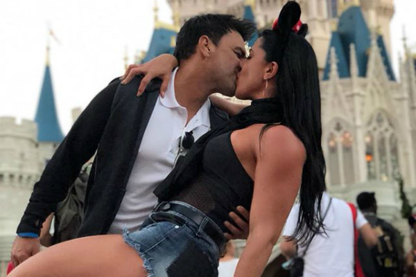 Zezé di Camargo e Graciele Lacerda dão beijão na Disney, com castelo da princesa ao fundo