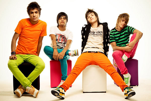 Os integrantes da banda Restart vestidos com roupas coloridas