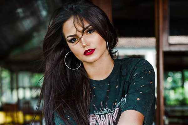Suzanna Freitas, filha de Kelly Key, bem maquiada sensualizando