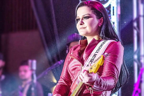 Maraisa olhando para o público durante show