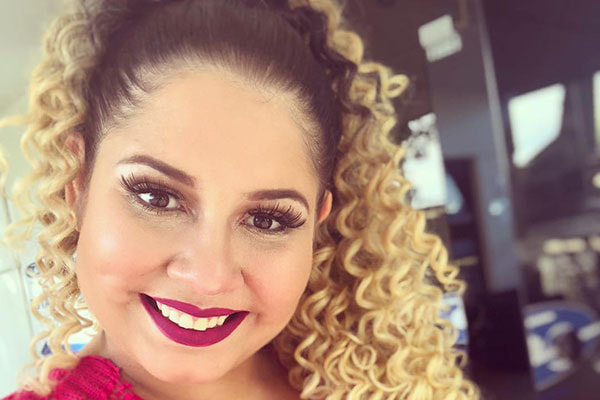 Marília Mendonça tira selfie com cabelos ondulados