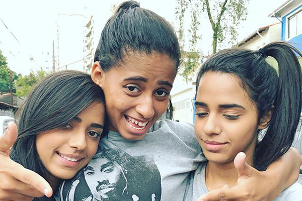MC Loma e as Gêmeas Lacração se abraçando durante foto