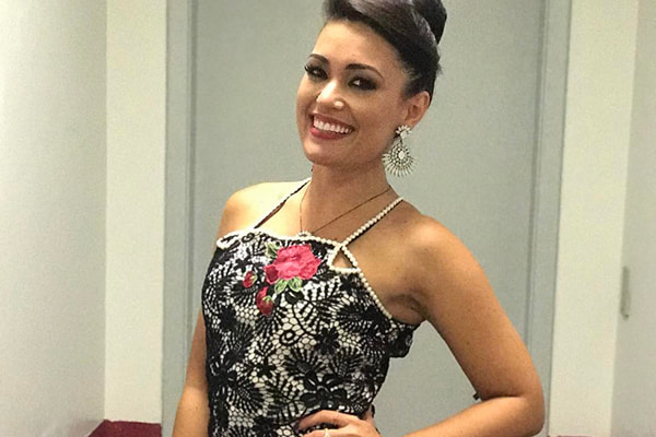 Milene Pavorô com vestido florido de renda