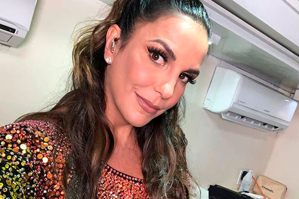 Ivete Sangalo posa maquiada antes de show