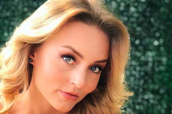 Angelique Boyer posa loira e maquiada