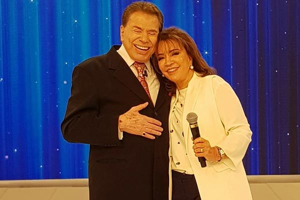 Silvio Santos e Iris Abravanel se abração no palco do Programa Silvio Santos