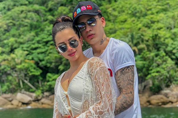 Flavia Pavanelli e Kevinho posam abraçados em alto mar