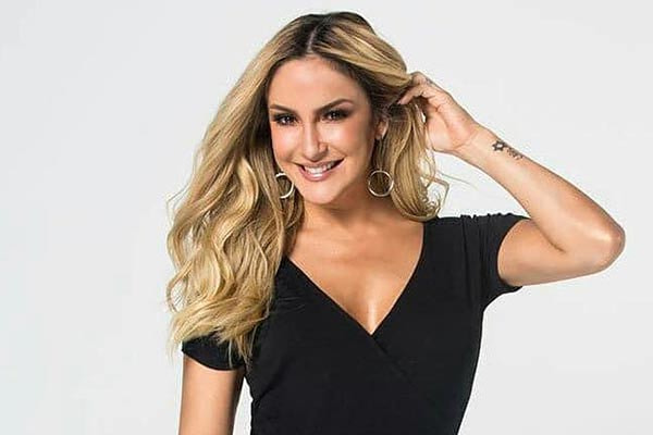 Claudia Leitte vestindo macacão preto