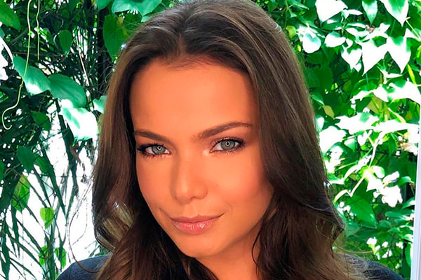 Milena aparece de cabelos solto, mandando beijinho em foto 