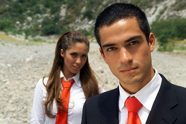 Os personagens Miguel e Mia da novela Rebelde