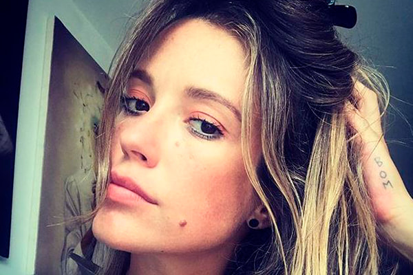 Juliana Didone posa de cabelo solto 