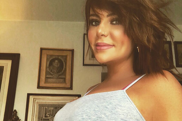 Valentina Francavilla grávida com as mãos na barriga